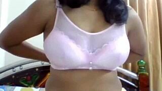 pakistani webcam girl strips teasing for boyfriend and friend secretly?