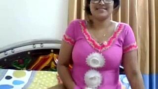 pakistani webcam girl strips teasing for boyfriend and friend secretly?
