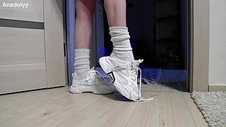 check out these delicate teen legs in sneakers fresh from the shower 😍👟