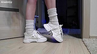 check out these delicate teen legs in sneakers fresh from the shower 😍👟