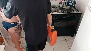 ei vizinho, quer pagamento ou minha buceta enquanto maridinho tá fora?