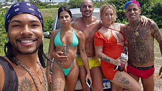 JOVENS TRANSAM EM PÚBLICO À LUZ DO DIA COM GRUPOS INTERRACIAIS