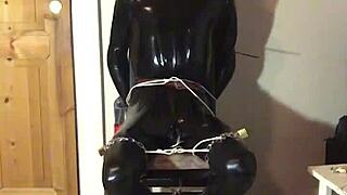 MASKED LATEX SLUT IN HANDCUFF BONDS GEARS UP FOR KINK!