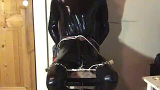 MASKED LATEX SLUT IN HANDCUFF BONDS GEARS UP FOR KINK!