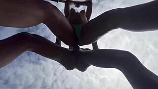 JOVENS TRANSAM EM PÚBLICO À LUZ DO DIA COM GRUPOS INTERRACIAIS