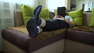 WOW, sexy teen 18+ amateur bares her wrinkled soles and toes for ultimate foot fetish tease!