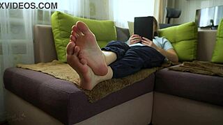 WOW, sexy teen 18+ amateur bares her wrinkled soles and toes for ultimate foot fetish tease!