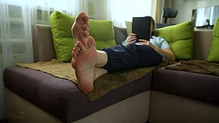 WOW, sexy teen 18+ amateur bares her wrinkled soles and toes for ultimate foot fetish tease!