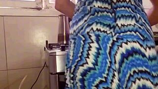 Dona de casa drops everything for that big cock creampie in the kitchen