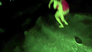 ei, olha só como eu e os amigos metemos na novinha na rua... enchendo a vadia de porra na cara! 😈💦