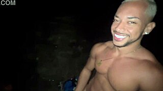 ei, olha só como eu e os amigos metemos na novinha na rua... enchendo a vadia de porra na cara! 😈💦
