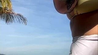 beach girl shorts flash big pussy lips without noticing exhibitionist tease