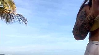 beach girl shorts flash big pussy lips without noticing exhibitionist tease