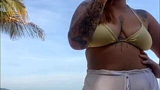 beach girl shorts flash big pussy lips without noticing exhibitionist tease