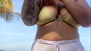 beach girl shorts flash big pussy lips without noticing exhibitionist tease