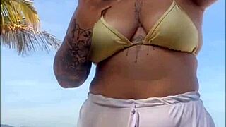 beach girl shorts flash big pussy lips without noticing exhibitionist tease