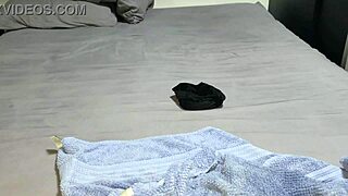 my bi hubby jerks while i stroke lover 😏