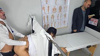 noivo corno leva esposa pro ginecologista pra uma consulta bem safada