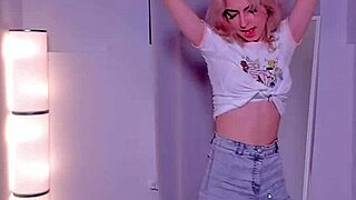 Watch the blonde teen webcam star shake her ass with hot dance moves before solo play 