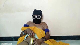 South Mallu aunty stuffs huge banana deep in pussy?