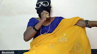 South Mallu aunty stuffs huge banana deep in pussy?