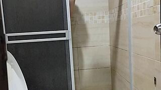 ¡Ey, mi casera curvy con tetas grandes me cobra renta con su culo en el baño!