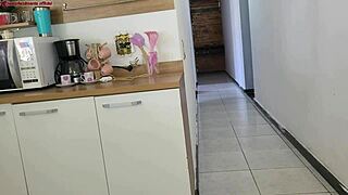 quase pegos! risky fuck with hubby's friend while he showers