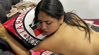 Mi hijastra lesbiana me come el coño en lencería y medias antes de misionero