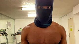 Buff Biceps Hoist Petite Ladies High During Savage Sex Workout?