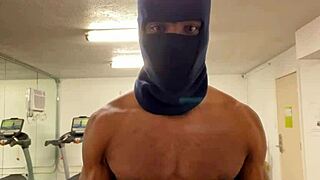 Buff Biceps Hoist Petite Ladies High During Savage Sex Workout?