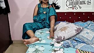 Wow, delivery boy demos condom fucking bhabhi hard with Hindi audio!