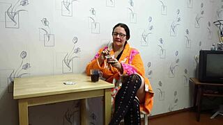 WOW chubby Russian milf stuffs food fetish on big saggy tits morning pussy rub!