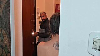 o eletricista conserta a casa e recebe um presente exotic na bathroom
