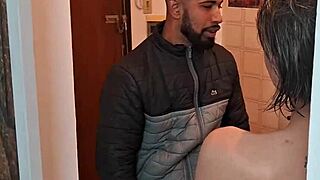 o eletricista conserta a casa e recebe um presente exotic na bathroom