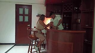 me tomo una copa en el bar y me follo al bartender musculoso nuevo tatuado