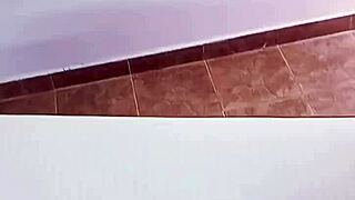 Cuñada curvilínea baila en motel antes de cabalgar salvajemente