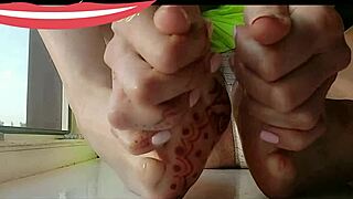 hey check my oily legs foot massage with panties no skirt 😏👠