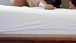 Cuñada curvilínea baila en motel antes de cabalgar salvajemente