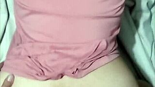 me quedo en casa de doña mary y acabo cogiendo su maduro culo en la noche