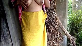 दोस्त की बुआ को फार्म घर पर खुले आसमान में चोदा