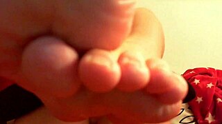Tongue-Cleaning Feet from Italian MILF Nicoletta Drives You Wild with Desire!