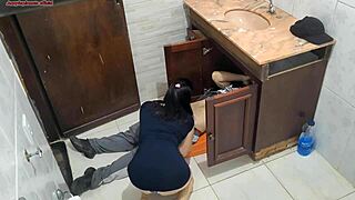 Confiei na minha esposa pro encanador... ela gemeu gostoso no pau dele!