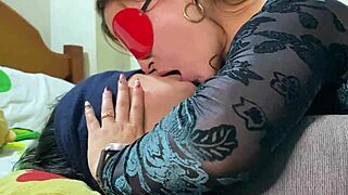 Colombian latina hermanastra deep french kisses wet