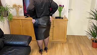 i blast hot cum all over stepmom's fat ass cuz stepdad can't 😏💦🍑