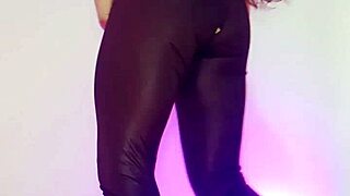 Colombian stepmom's giant cameltoe pussy throbs in leggings for stepson!