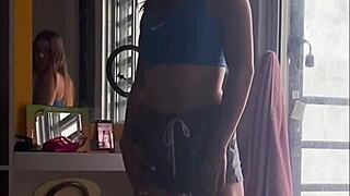 Hijastra caliente sacude su culo para que su padrastro gordo la folle profundo