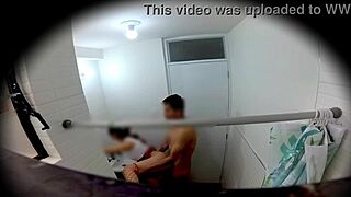 quieres ver a esta universitaria mexicana corriendose en el baño post-fiesta?