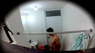 quieres ver a esta universitaria mexicana corriendose en el baño post-fiesta?