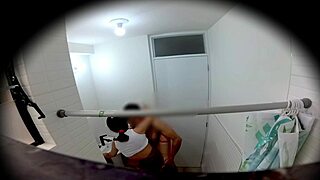 quieres ver a esta universitaria mexicana corriendose en el baño post-fiesta?