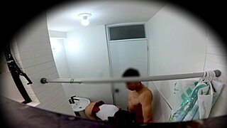 quieres ver a esta universitaria mexicana corriendose en el baño post-fiesta?